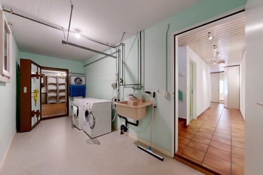 wäschekammer mit garage, drywall, gipskartonwand, inside property, und light floor