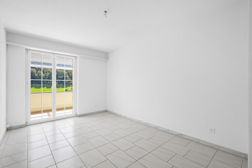 spare room featuring light tile patterned floors and baseboards