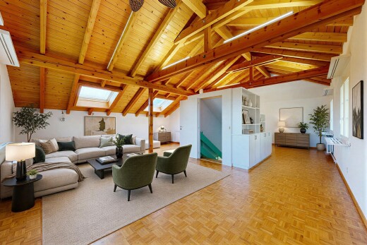 salon avec parquet floor, wood finish floor, sol en finition bois, inside property, et beamed ceiling