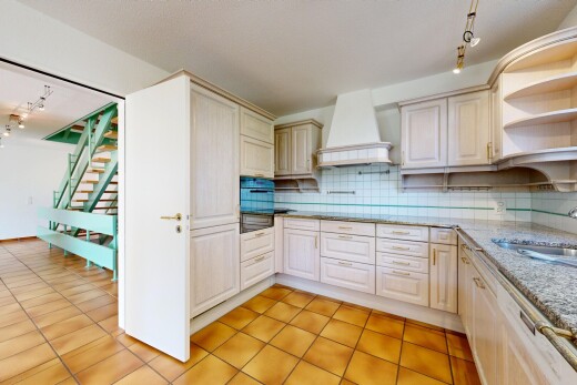 cuisine avec track lighting, éclairage sur rail, armoires élevées, raised cabinets, et étagères ouvertes