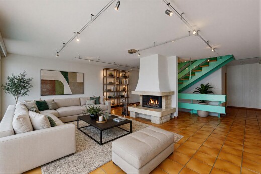 wohnzimmer mit kamin, treppen, inside property, deckenbeleuchtung, und track lighting