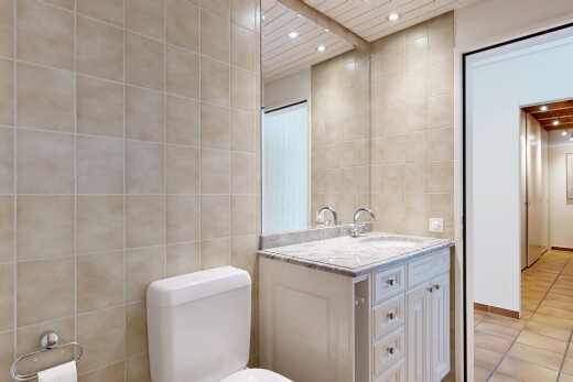 bad mit fliesenwand, tile wall, einbauleuchten, recessed lighting, und schminktisch