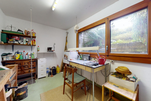 büro mit betonboden und natürliches licht