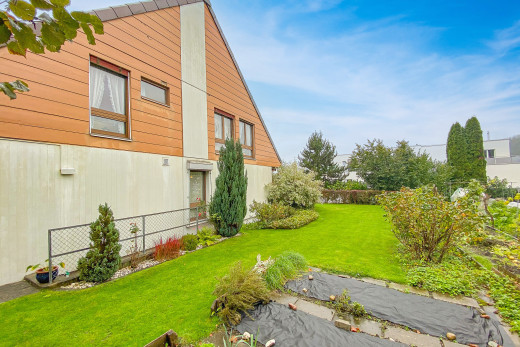 garten mit zaun und rasen