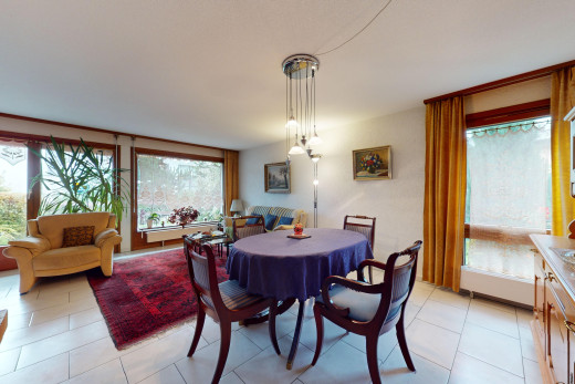 wohn- / esszimmer mit fliesenboden und natürliches licht