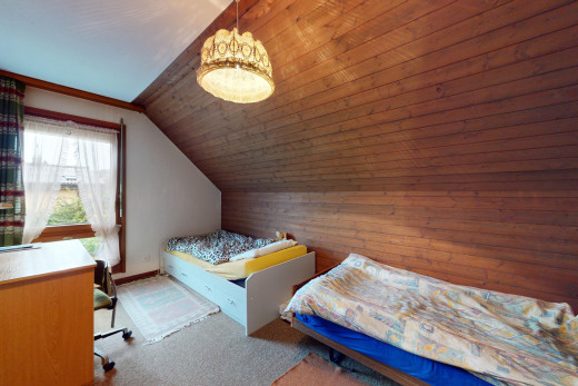 zimmer / schlafzimmer mit natürliches licht, niedrige decke, teppich, holzdecke, und dachschräge