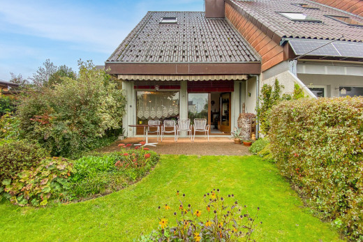 außenansicht mit terrasse und rasen