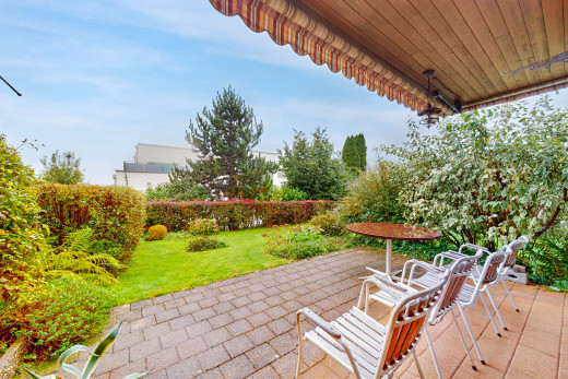 terrasse mit terrasse und rasen