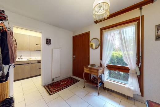 halle / korridor mit waschbecken, fliesenboden, natürliches licht, und bemerkenswerter kronleuchter