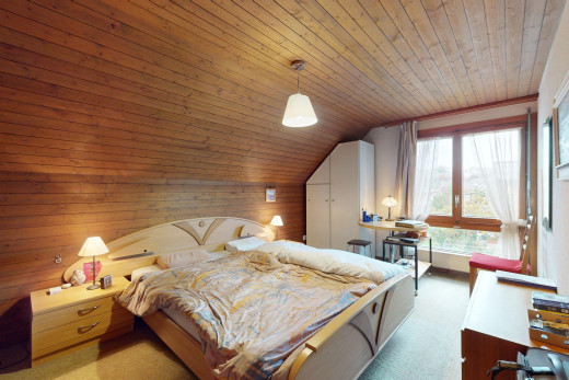 zimmer / schlafzimmer mit teppich, holzwand, dachschräge, holzdecke, und natürliches licht