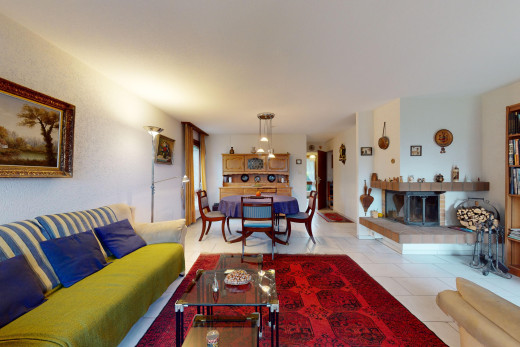 wohn- / esszimmer mit kamin und fliesenboden