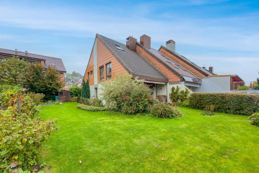 außenansicht mit rasen