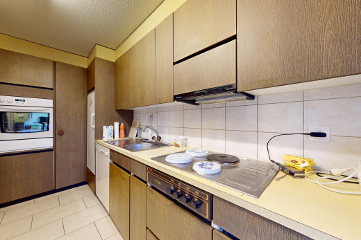 küche mit herd, waschbecken, ofen, arbeitsplatten, und küchenrückwand beim herd