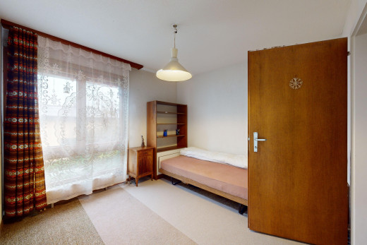 zimmer / schlafzimmer mit teppich und natürliches licht