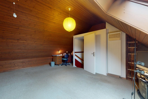 innenraum mit holzdecke, teppich, holzwand, und dachschräge