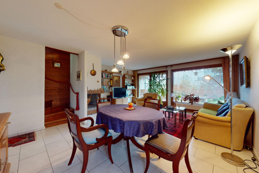 wohn- / esszimmer mit fernseher, fliesenboden, und natürliches licht