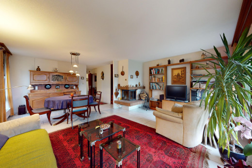 wohn- / esszimmer mit fernseher, bemerkenswerter kronleuchter, und fliesenboden