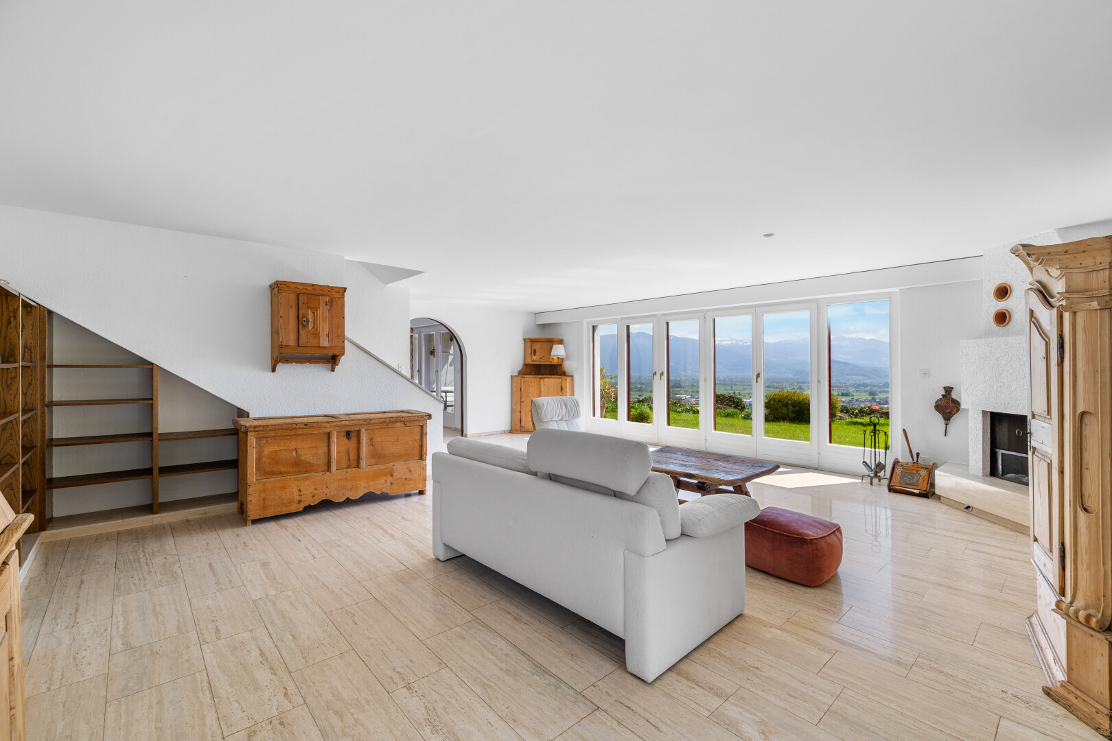 salon avec inside property, natural light, lumière naturelle, drywall, et cloison sèche