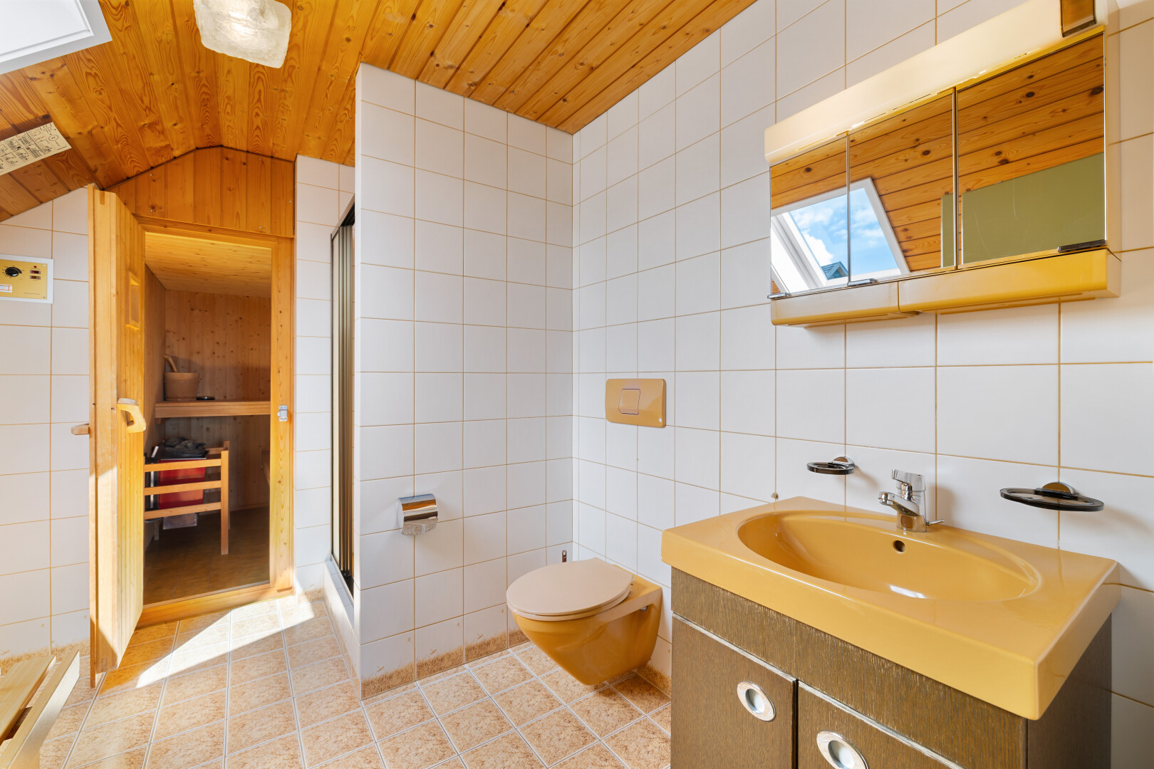 salle de bains avec mur en carrelage, tile wall, douche, lavabo (ou coiffeuse selon le contexte), et salle de bain complète