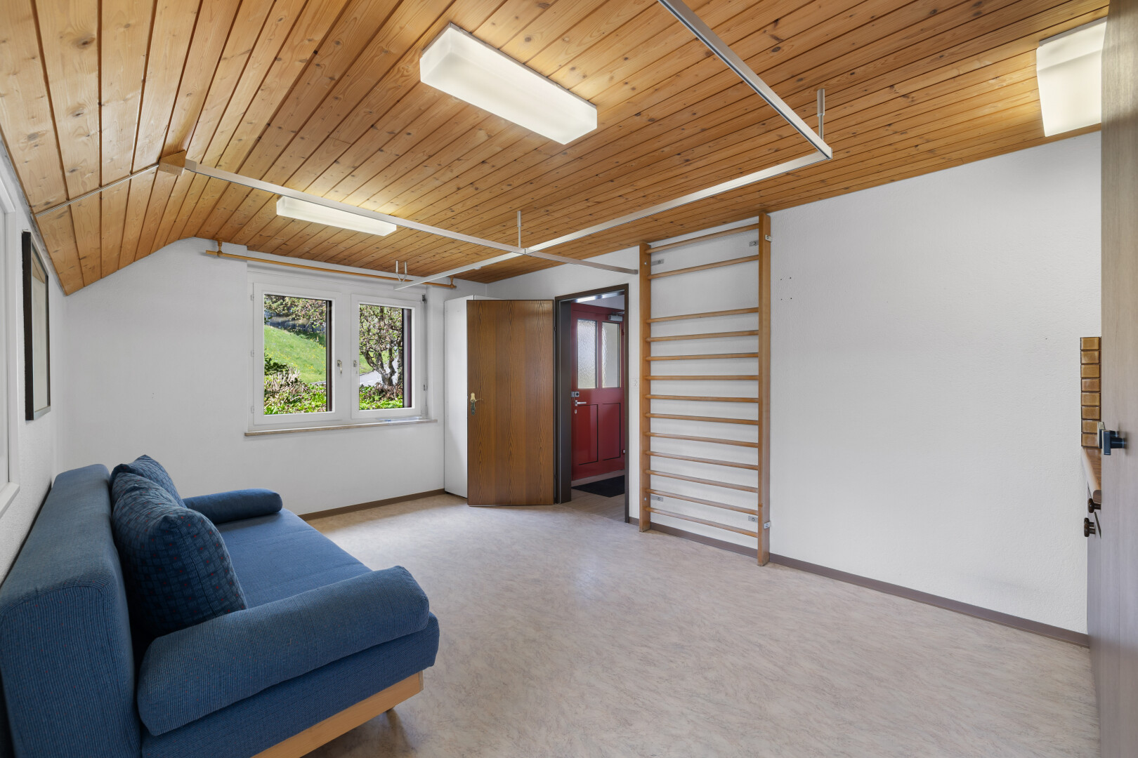 salon avec plafond en bois, wood ceiling, cloison sèche, drywall, et inside property