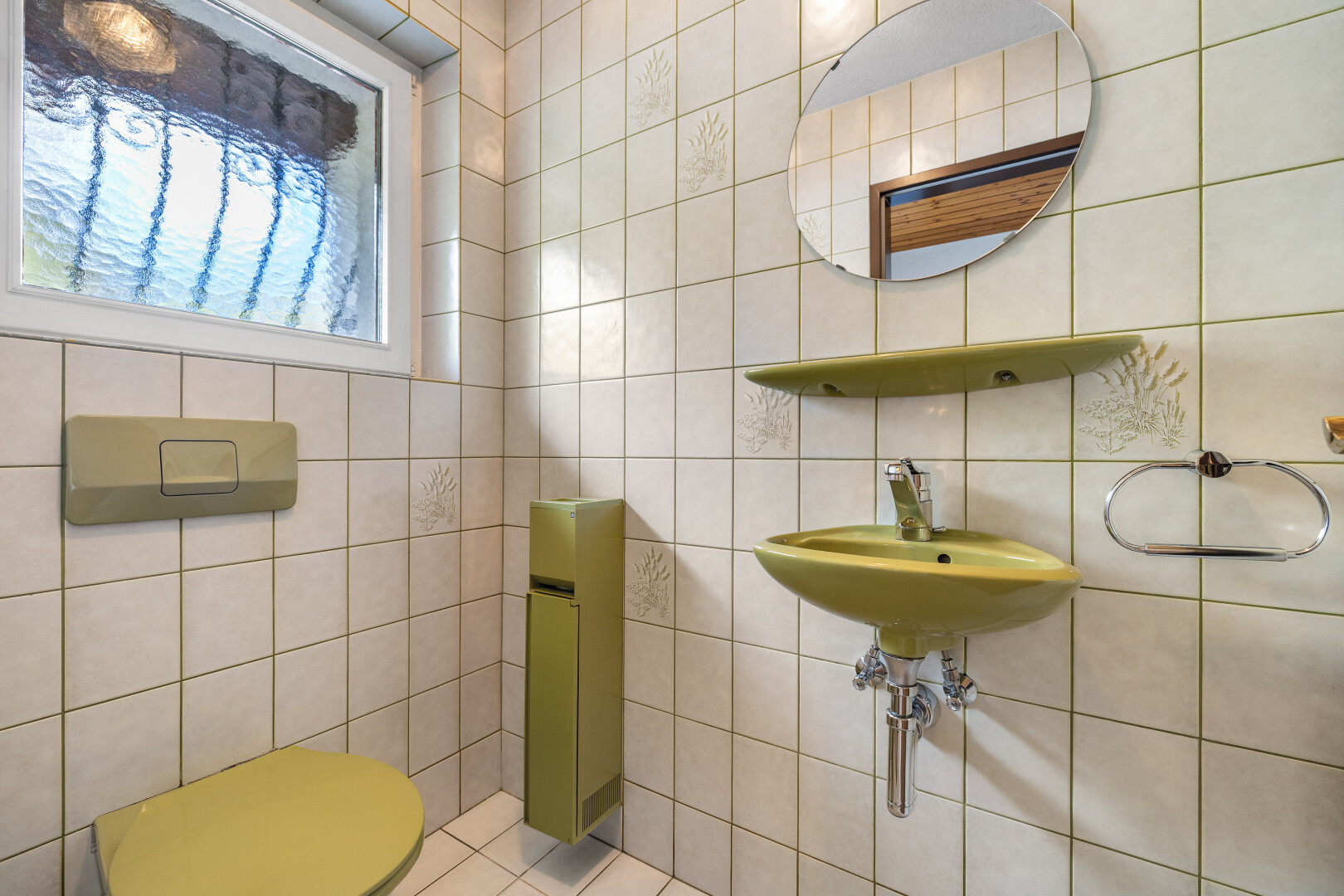 salle de bains avec toilette, miroir, inside property, évier, et lumière naturelle