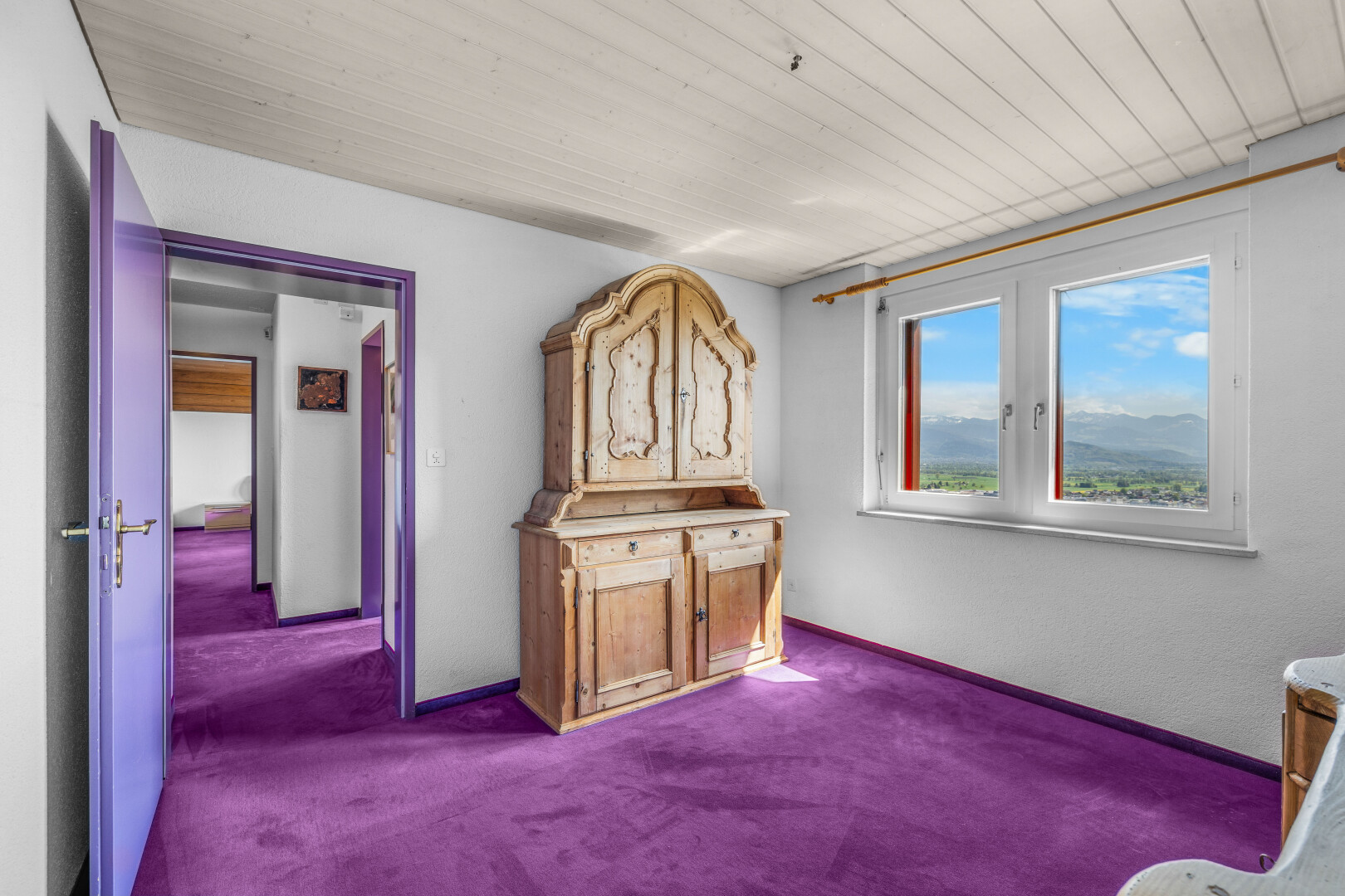 salon avec natural light, lumière naturelle, carpet, moquette, et wood ceiling