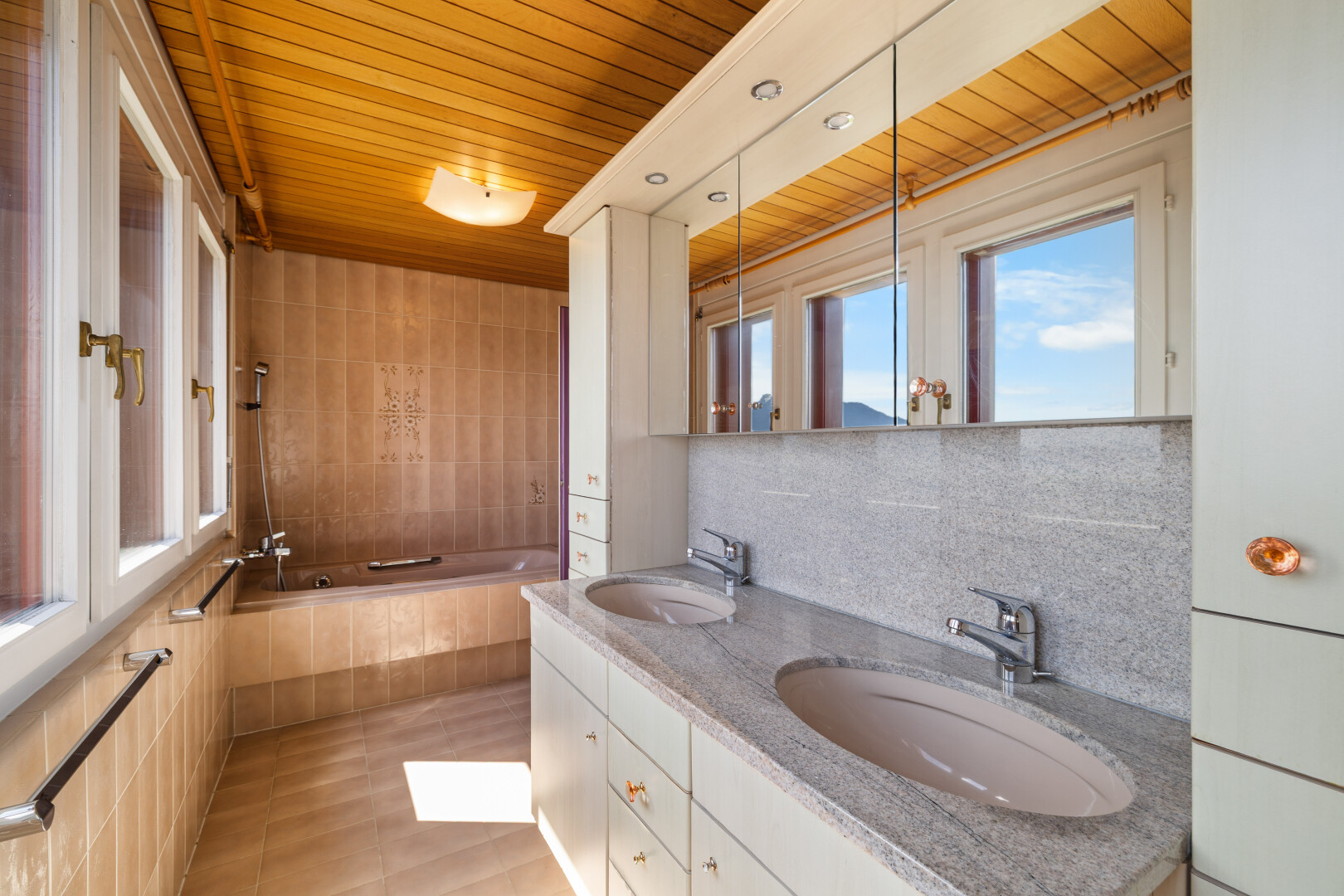 salle de bains avec day time, double vasque, lumière naturelle, natural light, et évier