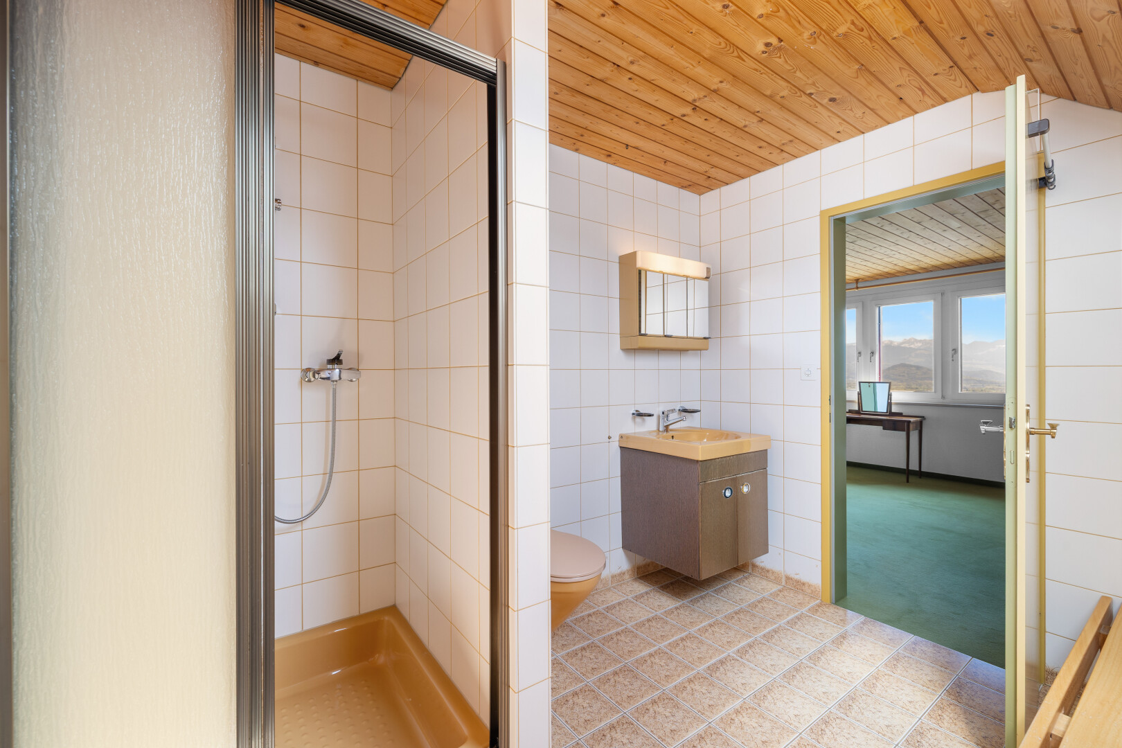salle de bains avec lavabo (ou coiffeuse selon le contexte), douche, salle de bain complète, toilette, et wood ceiling
