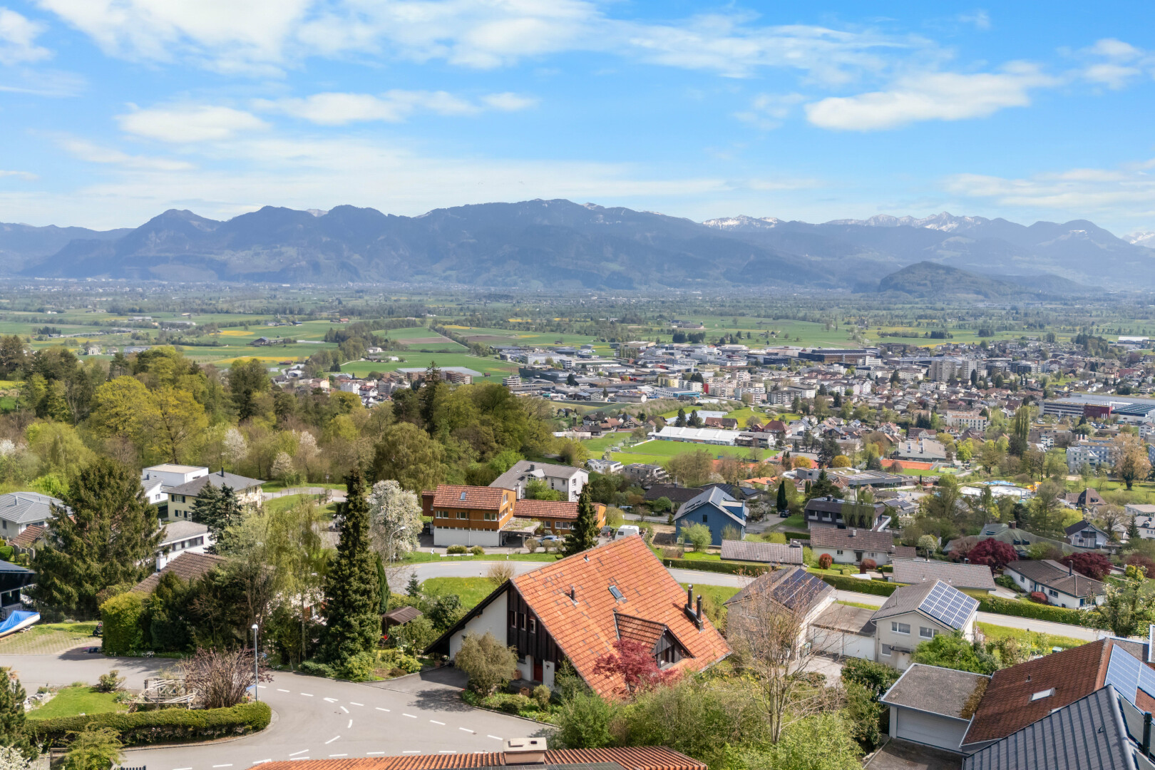 vue sur la montagne avec day time, mountain view, vue sur la montagne, residential view, et vue résidentielle