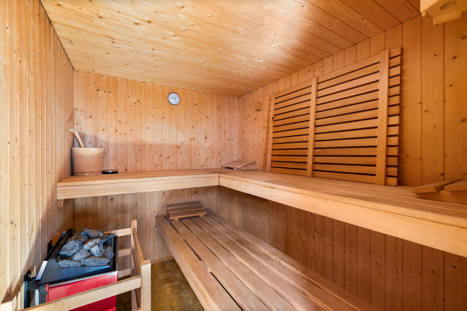 salle de bains avec sauna, inside property, plafond en bois, wood ceiling, et mur en bois