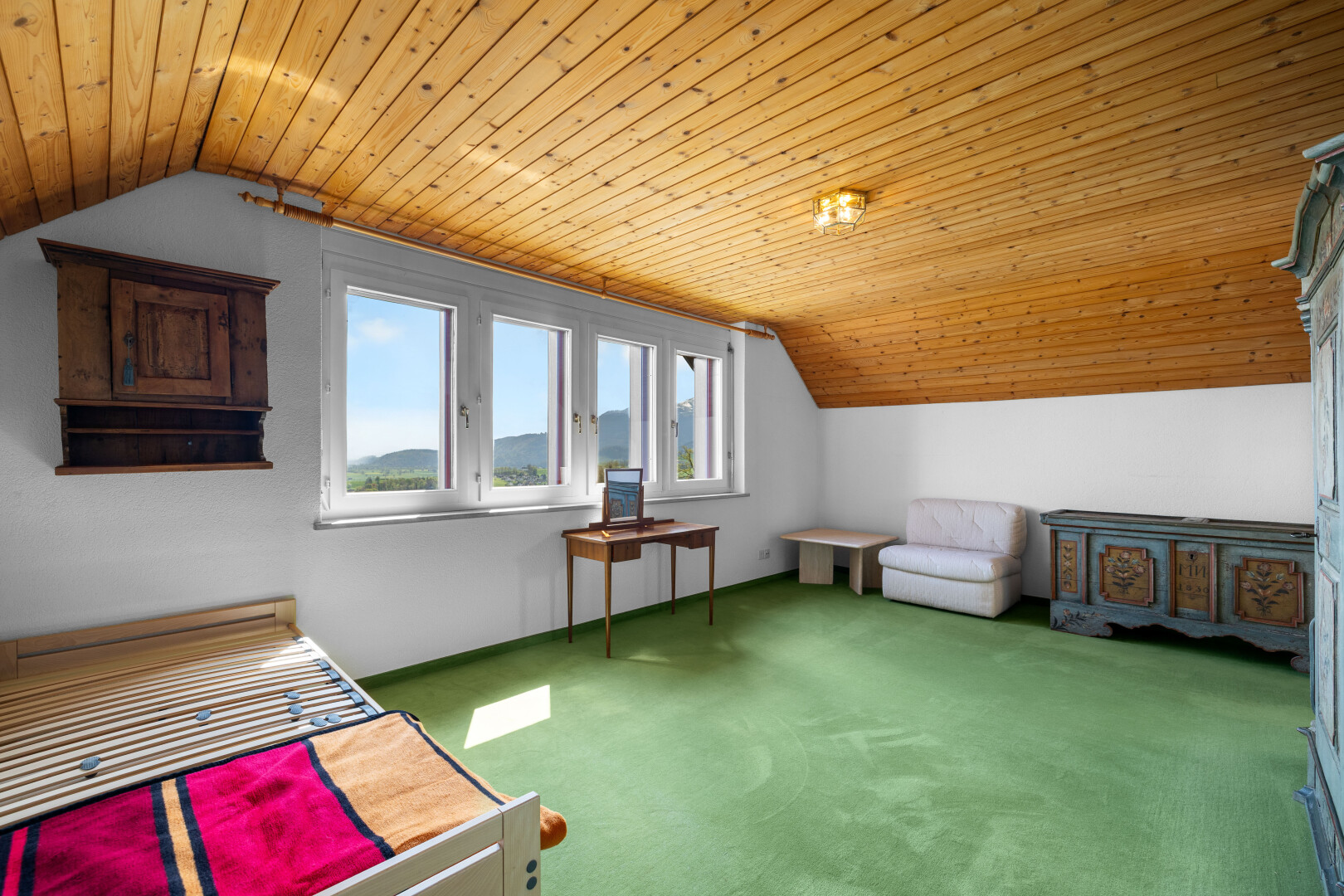 gym avec plafond voûté, vaulted ceiling, plafond en bois, wood ceiling, et day time