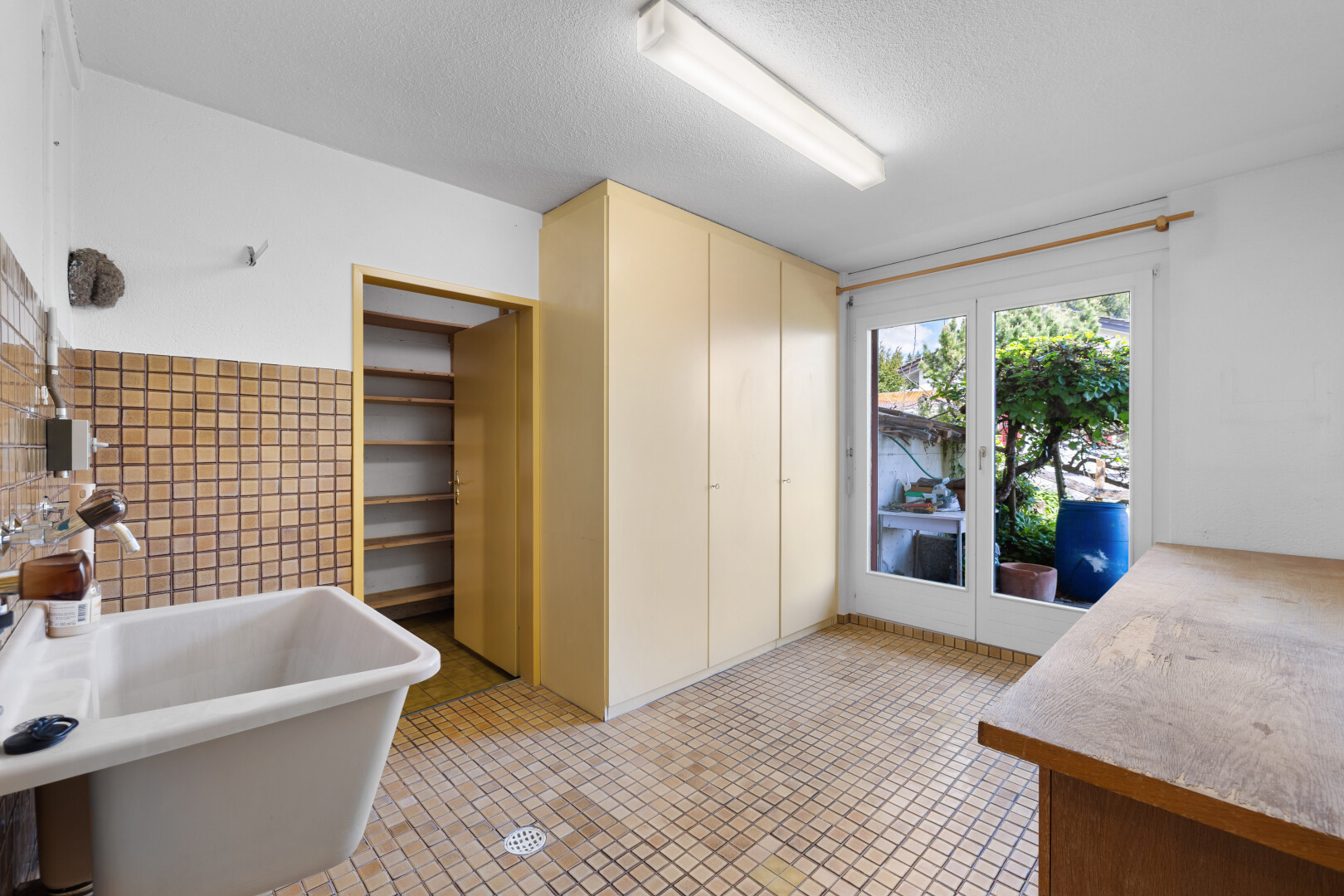 espace intérieur avec inside property et portes-fenêtres