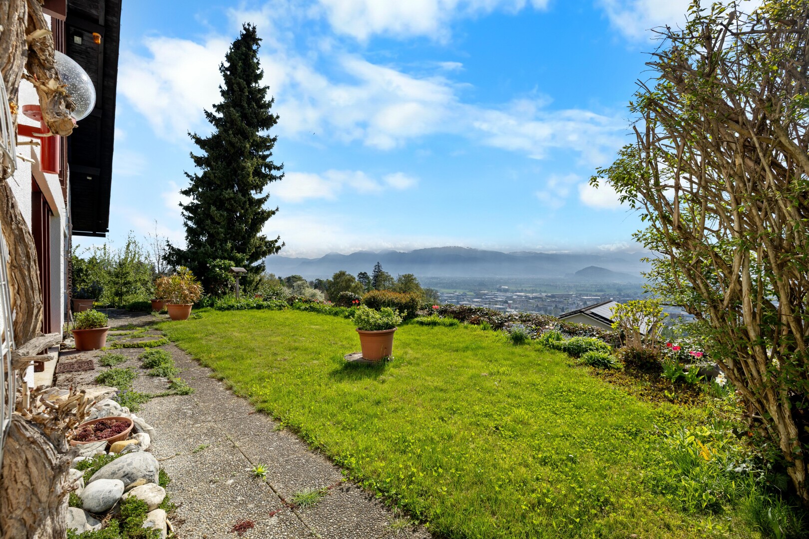 jardin avec from property, pelouse, et day time