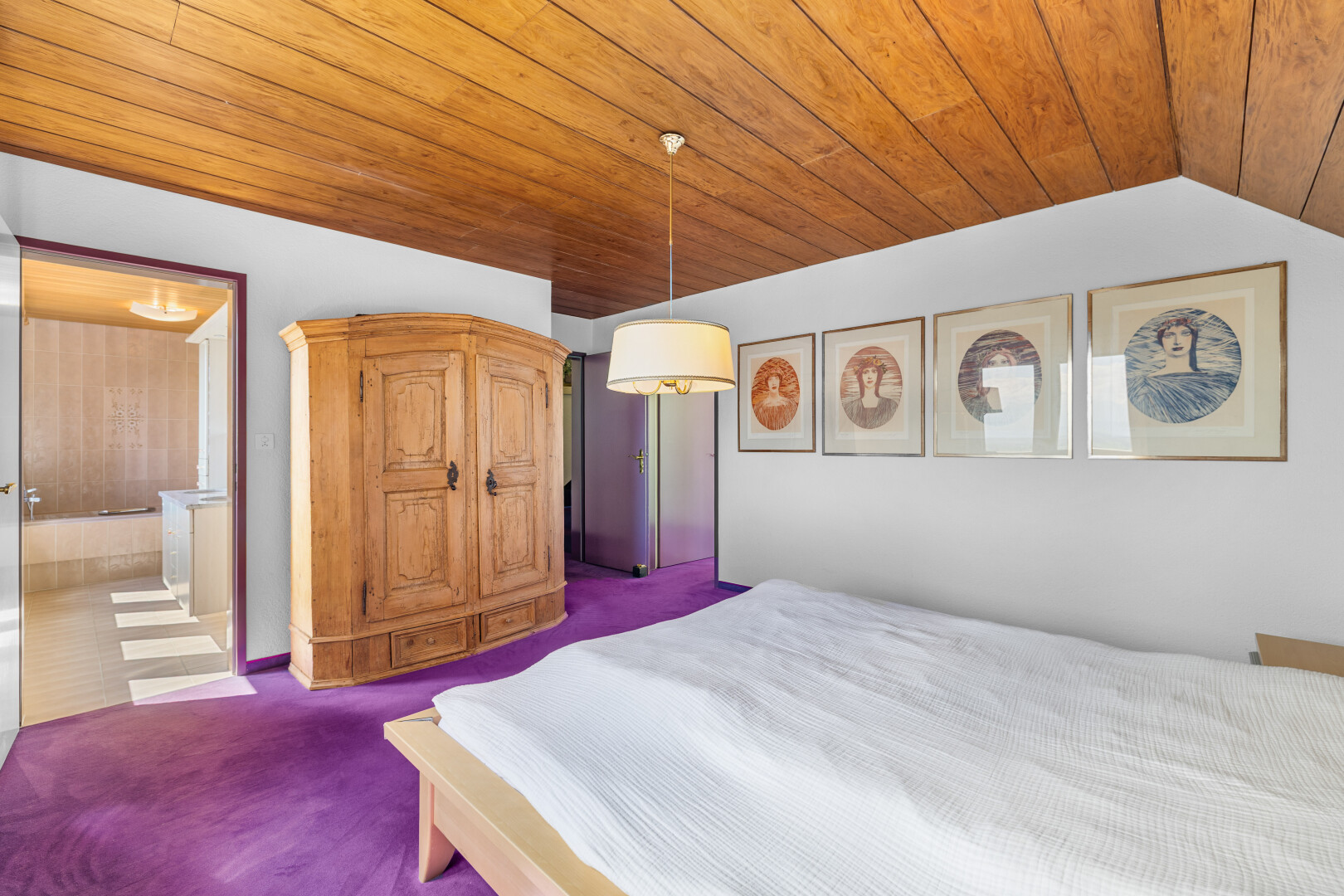 chambre avec wood ceiling, plafond en bois, vaulted ceiling, plafond voûté, et carpet