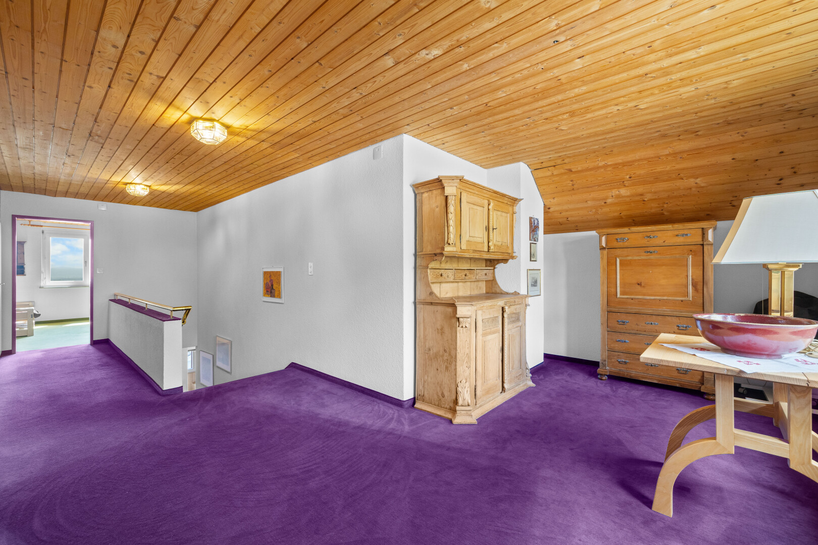 salon avec inside property, carpet, moquette, wood ceiling, et plafond en bois
