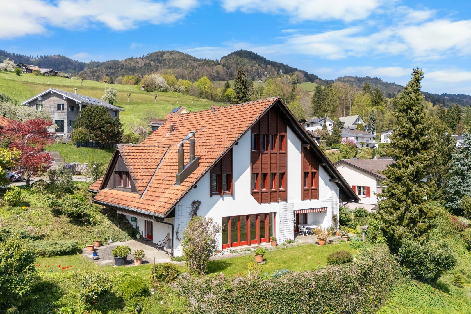 façade avec day time, property visible, mountain view, et vue sur la montagne