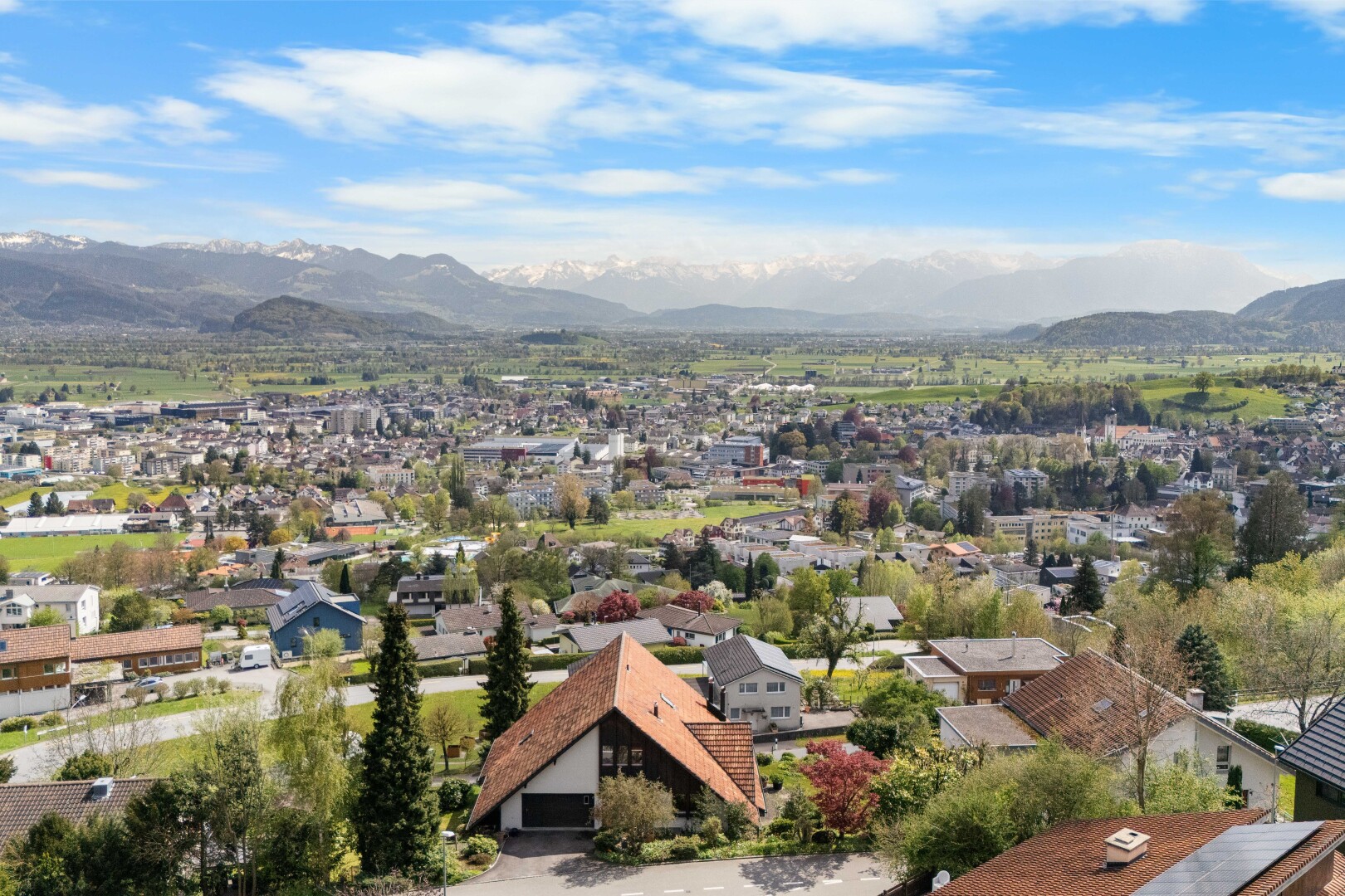 vue sur la montagne avec mountain view, vue sur la montagne, day time, residential view, et vue résidentielle