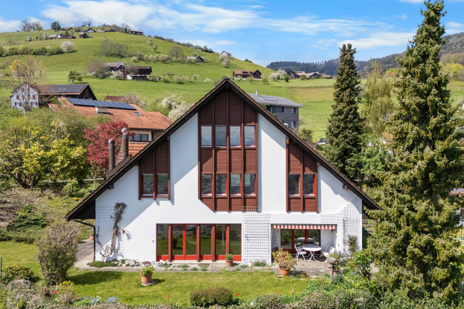 façade avec rural view, vue rurale, day time, property visible, et pelouse