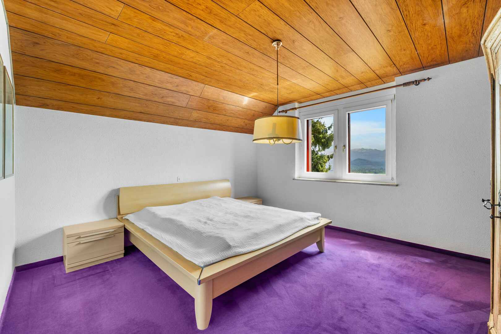 chambre avec wood ceiling, plafond en bois, vaulted ceiling, plafond voûté, et carpet
