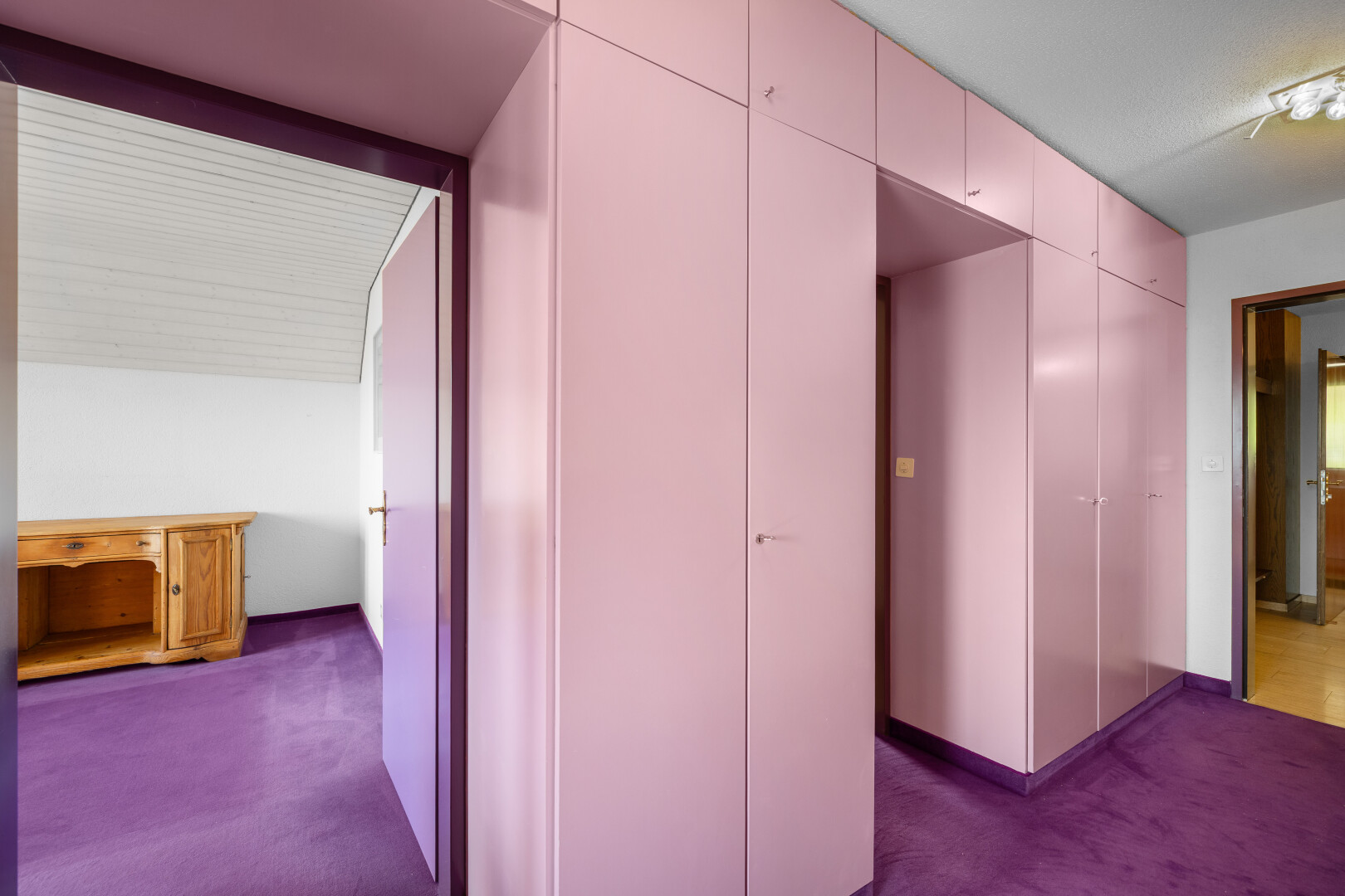 couloir avec carpet, moquette, inside property, drywall, et cloison sèche