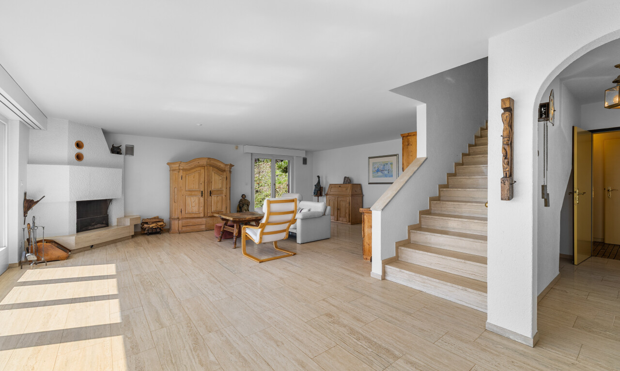 treppe mit treppen, inside property, drywall, gipskartonwand, und wood finish floor