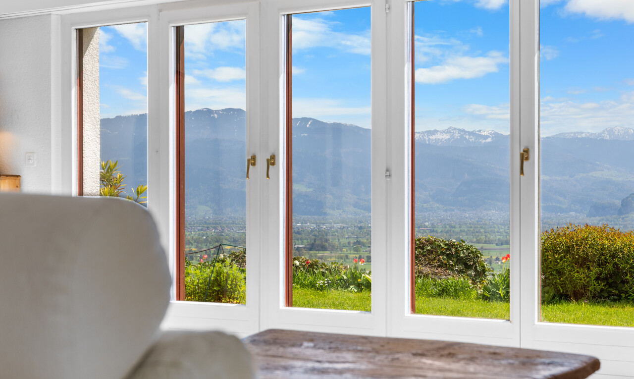 détails avec vue sur la montagne, mountain view, window, interior, et day time