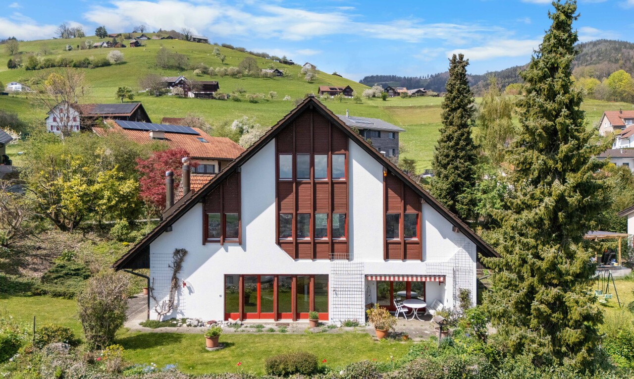 façade avec rural view, vue rurale, day time, property visible, et pelouse