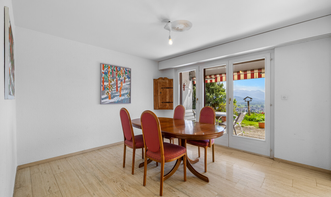 salle à manger avec inside property, drywall, cloison sèche, wood finish floor, et sol en finition bois