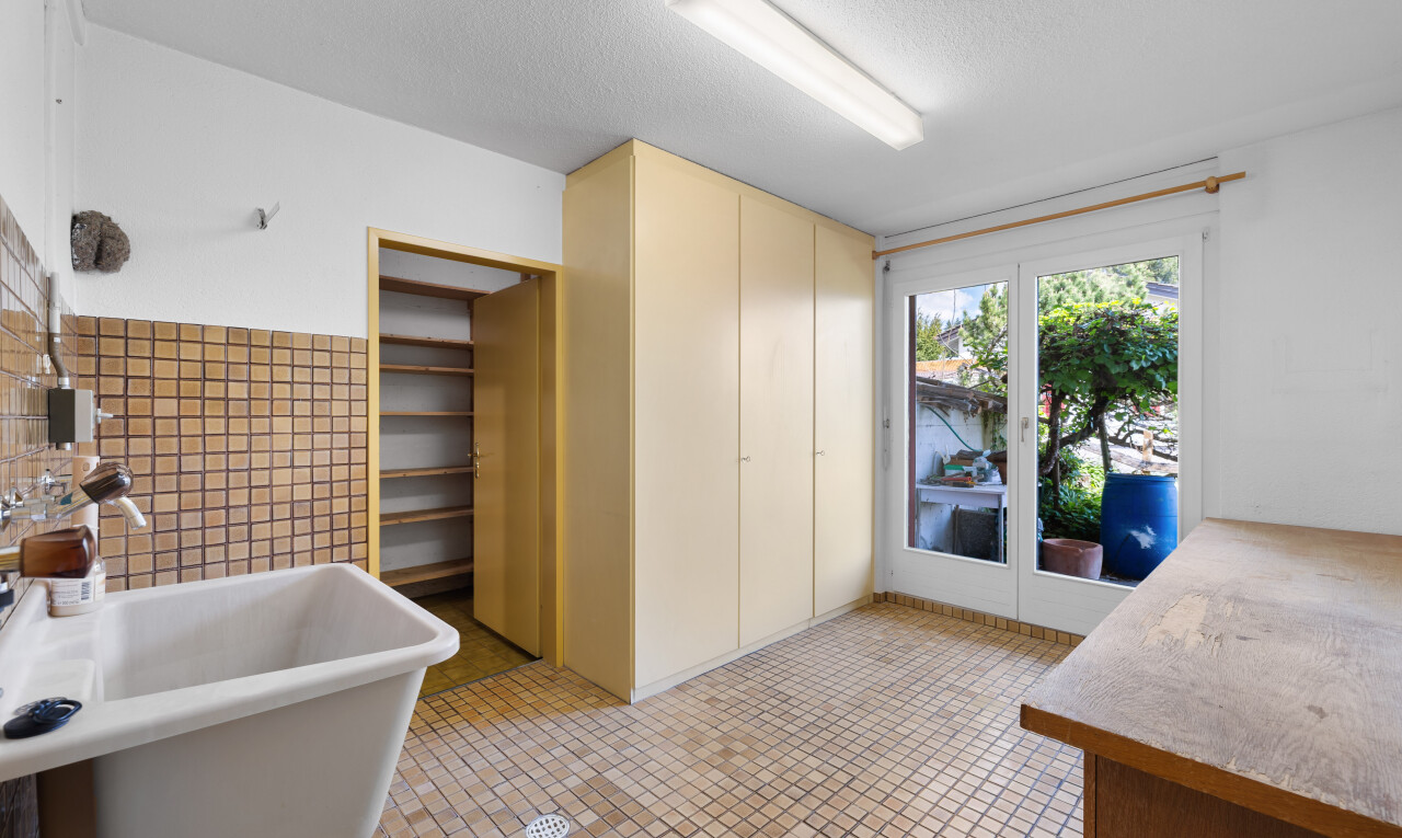 espace intérieur avec inside property et portes-fenêtres