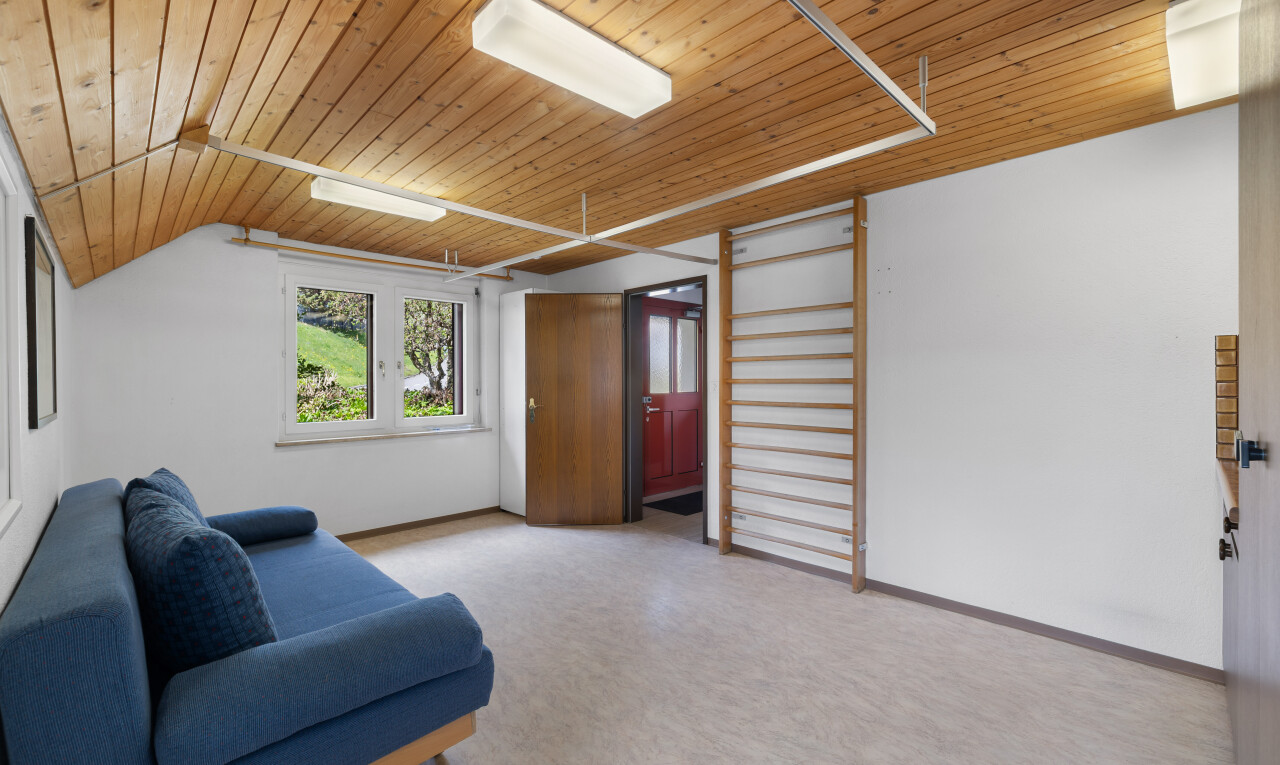 wohnzimmer mit holzdecke, wood ceiling, gipskartonwand, drywall, und inside property