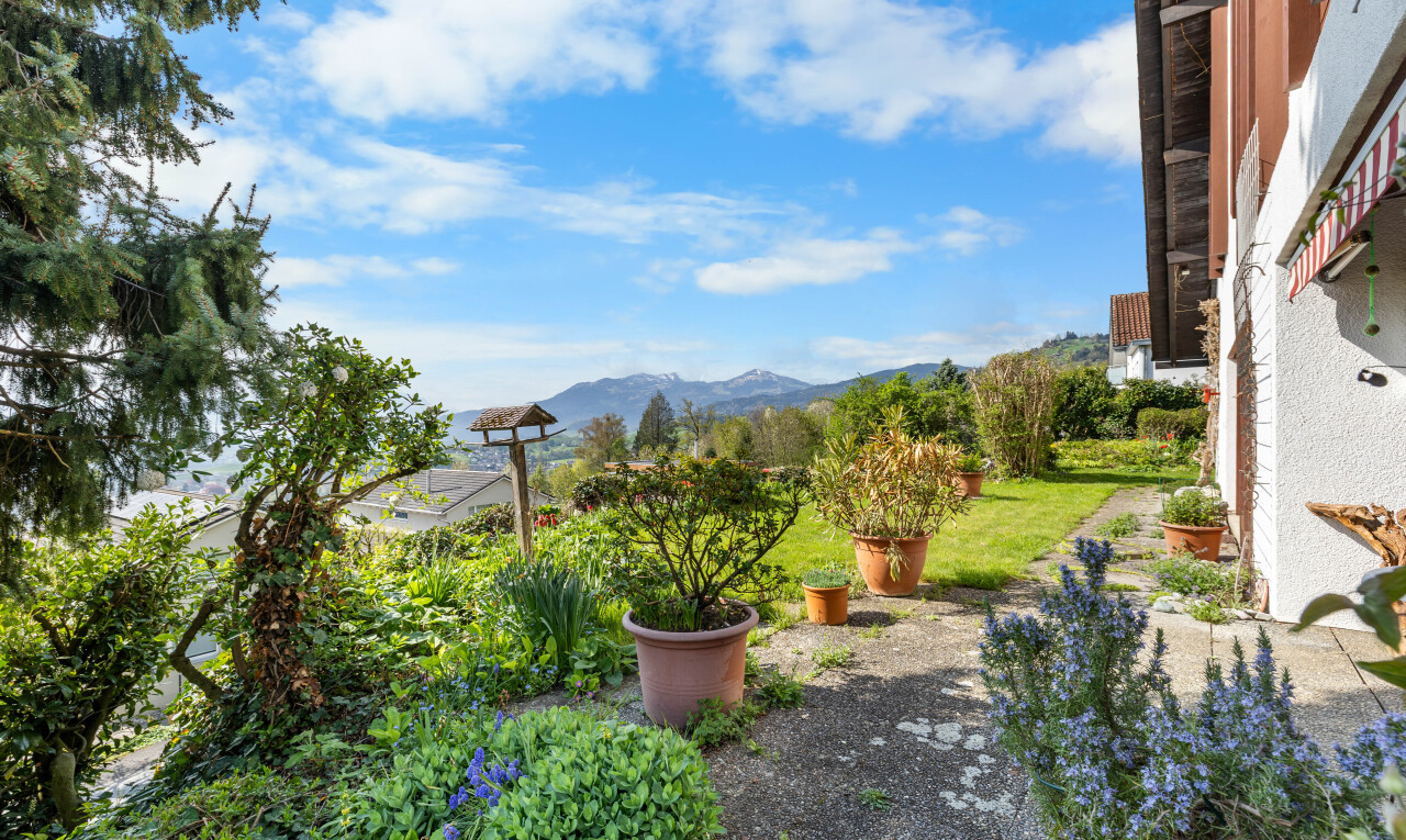 jardin avec from property, day time, mountain view, et vue sur la montagne