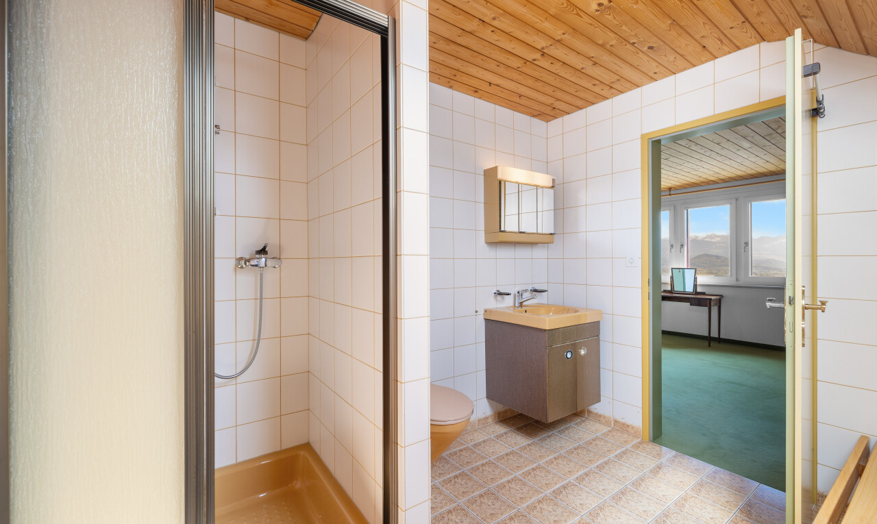 bad mit schminktisch, dusche, komplettes badezimmer, toilette, und wood ceiling