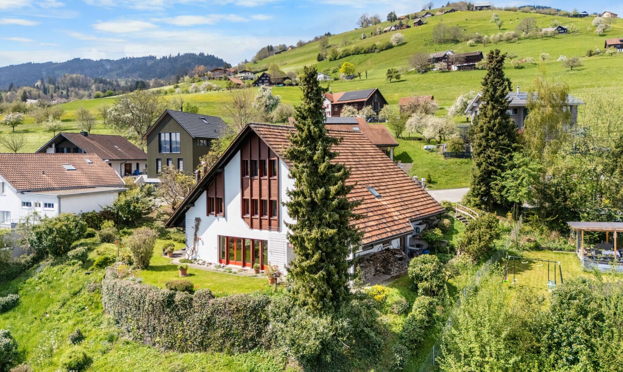 façade avec day time, pelouse, property visible, et bardage en verre