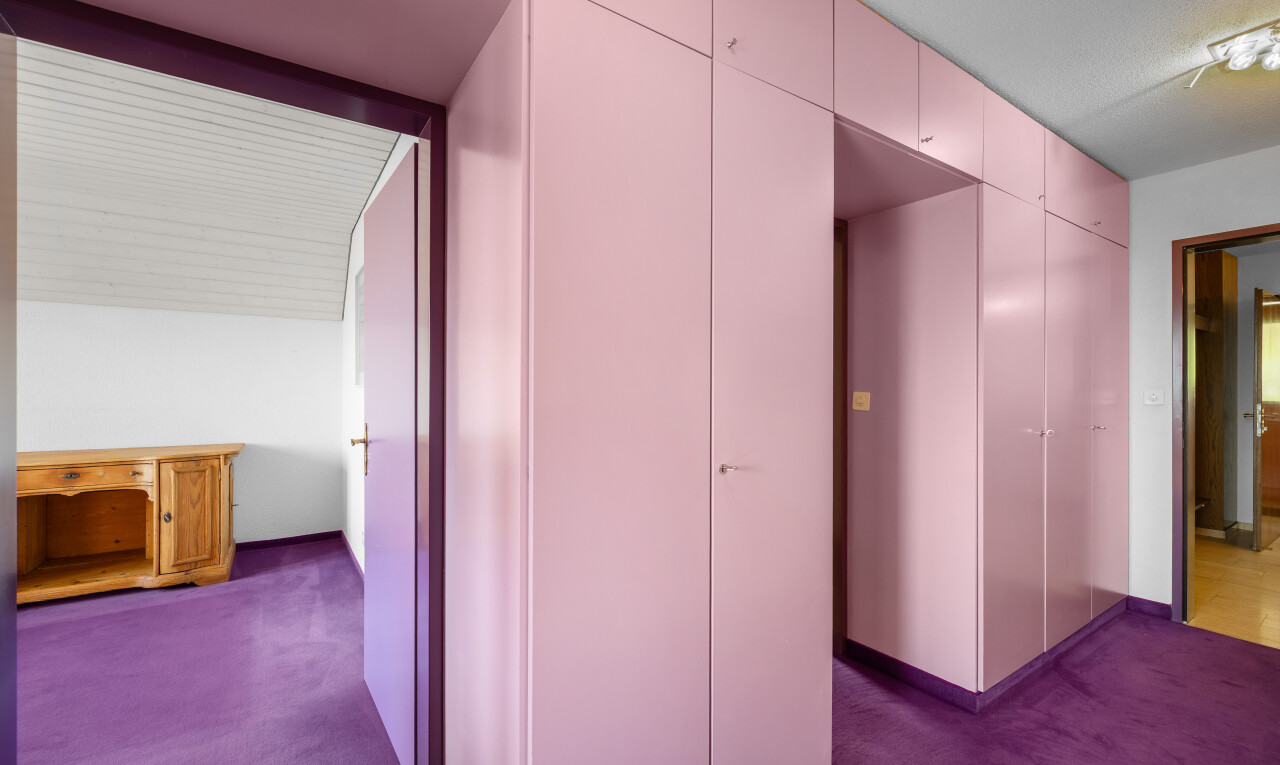 halle / korridor mit carpet, teppich, inside property, drywall, und gipskartonwand